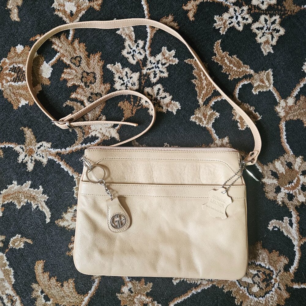 Giani Bernini Cream Leather Crossbody GW Logo Keychain. Like New.